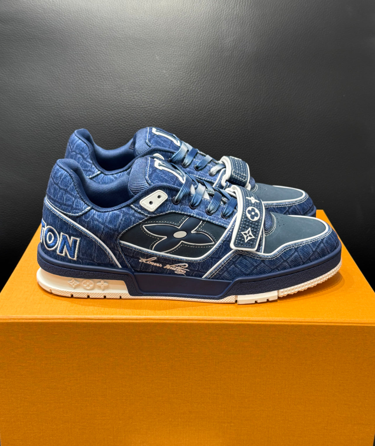 Lv trainers Velcro