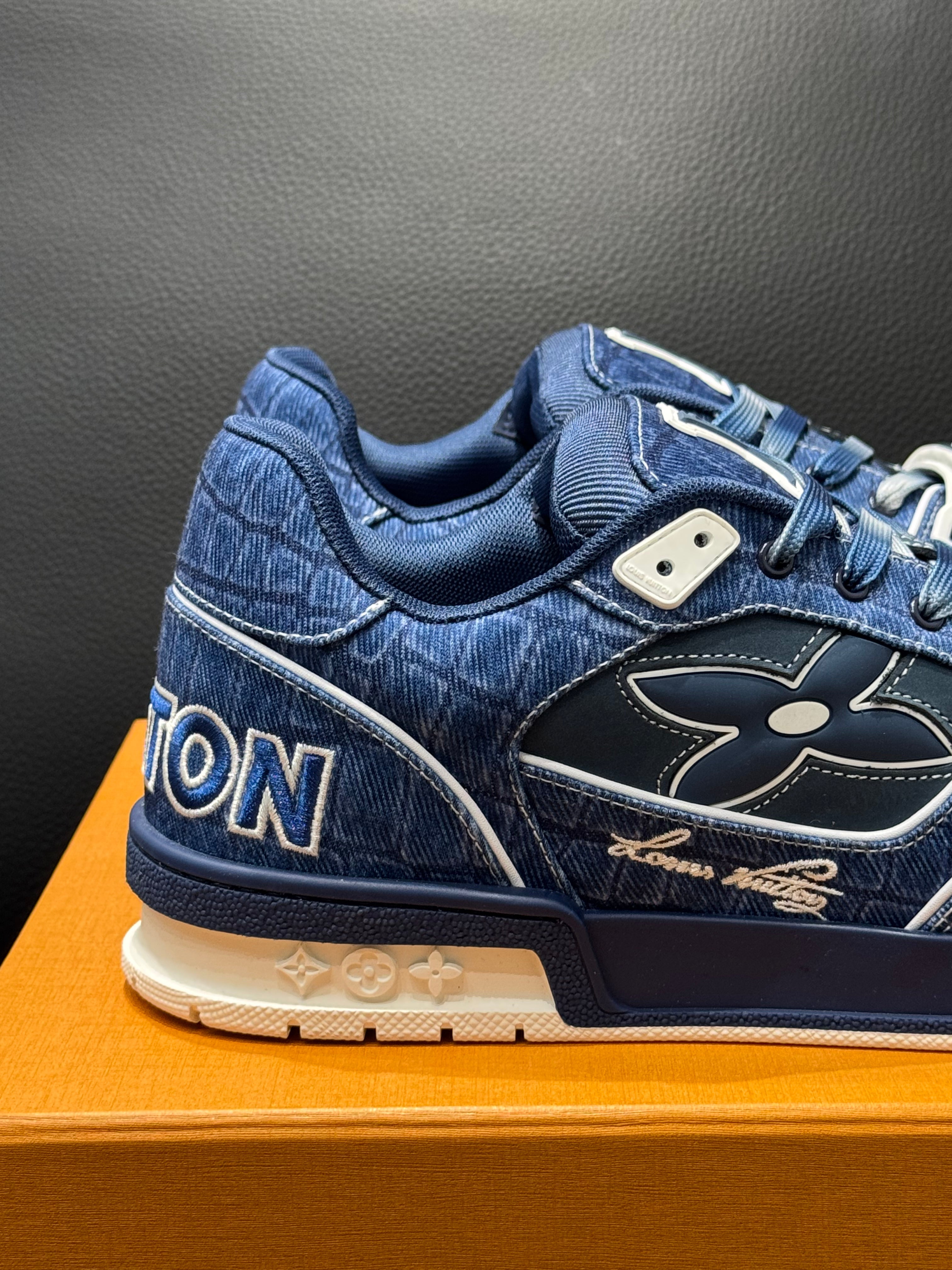 Lv trainers Velcro
